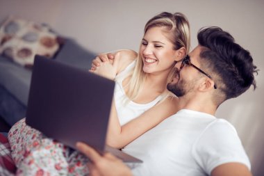 Güzel çift evde yaz sabahı zaman harcama.