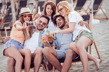 Yaz, tatil, tatil ve mutluluk kavramı-selfie akıllı telefon ile alarak arkadaş grubu.