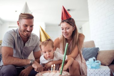 Kutlama, Aile, tatil ve doğum günü kavramı - evde pasta ile mutlu aile