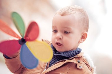Eğleniyor sevimli küçük çocuk açık havada şehirde portresi. Mutlu çocuk.