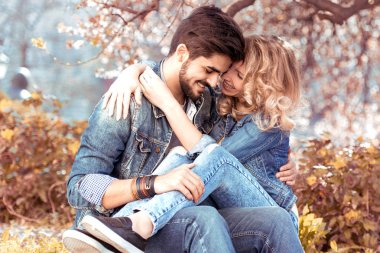 Çift doğada. Mutlu bir çift güzel kiraz ağacı altında aşık.