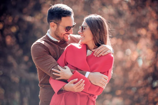 Feliz Joven Pareja Divirtiéndose Aire Libre Sonriendo —  Fotos de Stock