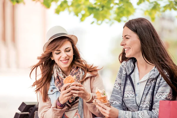 Los Mejores Amigos Relajan Después Comprar Ríen Comen Sándwiches Pasan — Foto de Stock