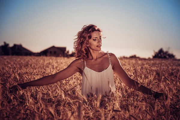 Vacker Kvinna Den Naturen Sommaräng Med Solnedgång — Stockfoto