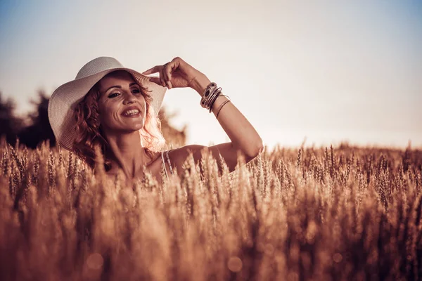 Mulher Bonita Prado Natureza Verão Com Pôr Sol — Fotografia de Stock