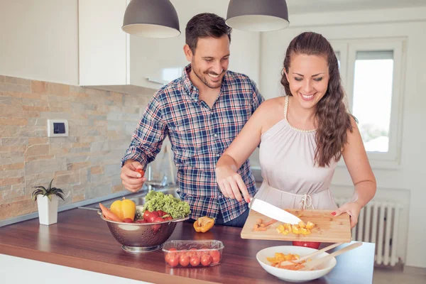 Romantische Jong Koppel Samen Koken Keuken Jong Echt Paar Snijden — Stockfoto