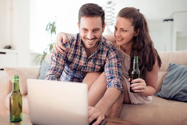 Junges Schönes Verliebtes Paar Sitzt Auf Couch Und Benutzt Laptop — Stockfoto