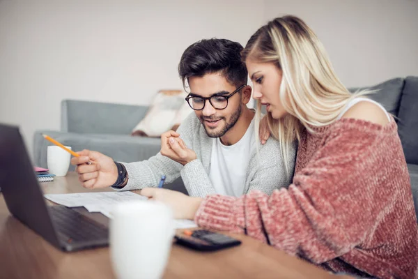 Foto Casal Adulto Amoroso Usando Laptop Analisando Suas Finanças Com — Fotografia de Stock