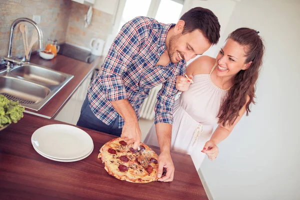 Glückliches Junges Paar Bereitet Hause Pizza — Stockfoto