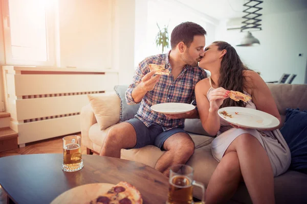 Feliz Joven Pareja Preparando Pizza Casa — Foto de Stock