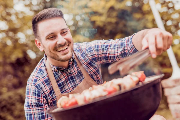 Summertime Fun Man Cooking Meat Barbecue Family Dinner Backyard House — Stock Photo, Image