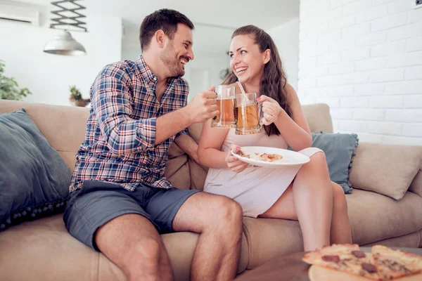 Schönes Junges Paar Trinkt Bier Isst Pizza Und Schaut Fern — Stockfoto