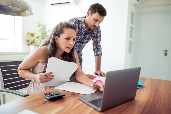 Pareja Joven Preocupada Haciendo Sus Cuentas Sala Estar — Foto de Stock