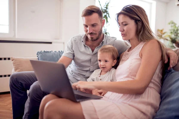 Retrato Uma Família Alegre Usando Laptop Sentado Sofá Casa — Fotografia de Stock