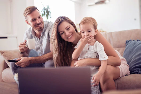 Retrato Uma Família Alegre Usando Laptop Sentado Sofá Casa — Fotografia de Stock