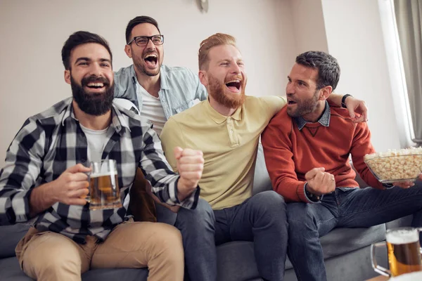 Amis Regarder Télévision Maison Tout Mangeant Pizza Buvant Bière Froide — Photo