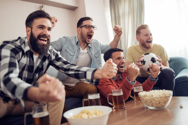 ピザを食べるといくつかの冷たいビールを飲みながら家でテレビを見ているお友達 — ストック写真