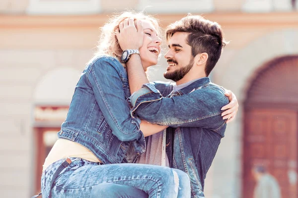 Pareja Joven Enamorada Abrazando Feliz Pareja Sonriente Enamorada — Foto de Stock