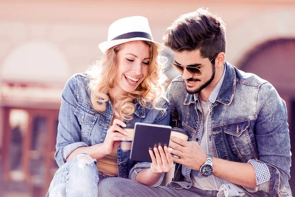 Dos Jóvenes Sonrientes Mirando Tableta Retrato Pareja Atractiva Con Tableta — Foto de Stock