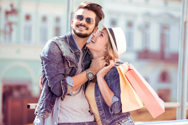 在城市购物后的购物袋幸福情侣肖像 微笑和拥抱 — 图库照片