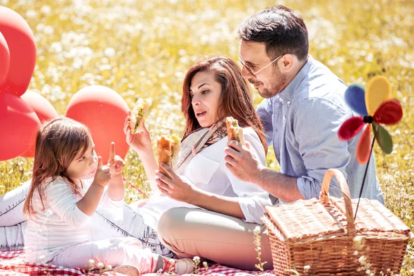 Mutter Vater Und Tochter Essen Sandwiches Beim Picknick Park — Stockfoto