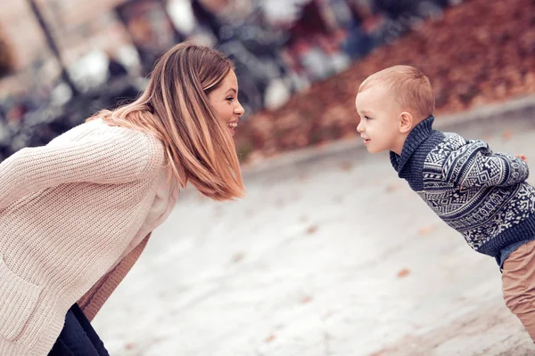 Anne Oğlu Şehirde Eğleniyor Nsanlar Aile Sevgi Mutluluk Kavramı — Stok fotoğraf