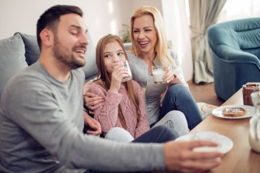 Mutlu bir aile evde birlikte kahvaltı. Gıda, Aile, çocuk, saadettir ve insanlar kavramı.
