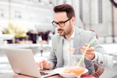 Öğle yemeği molası işadamı kafe, taze makarna yiyor.