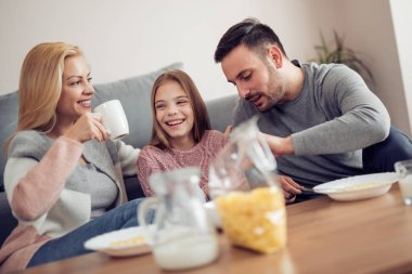 Mutlu bir aile evde birlikte kahvaltı. Gıda, Aile, çocuk, saadettir ve insanlar kavramı.