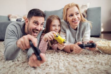 Mutlu aile evde video oyunu oynuyor..