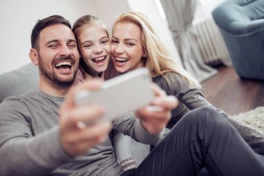 Mutlu aile alarak selfie evde. Aile, sevgi ve mutluluk kavramı.