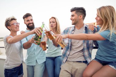 Arkadaşlar eğleniyor.