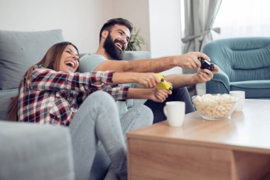 Mutlu çift having oyunculuk ile yeni oyun konsolları eğilimleri teknoloji-Gaming, insanlar ve eğlence kavramı.
