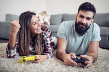 Mutlu çift having oyunculuk ile yeni oyun konsolları eğilimleri teknoloji-Gaming, insanlar ve eğlence kavramı.