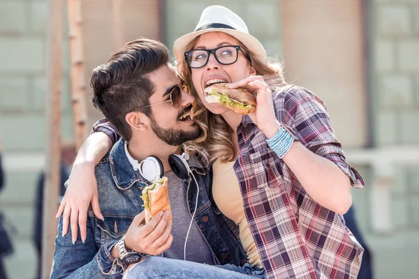 Casal Apaixonado Sentado Parque Comendo Sanduíches Aproveitando Dia — Fotografia de Stock