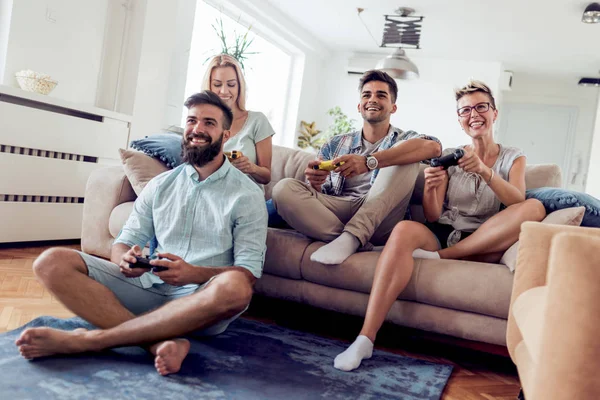 Grupo Amigos Adultos Sentados Apartamento Moderno Jogando Videogames — Fotografia de Stock