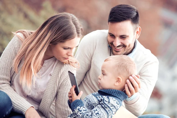 Feliz Familia Padre Madre Hijo Ciudad Tomar Selfie Divertirse — Foto de Stock