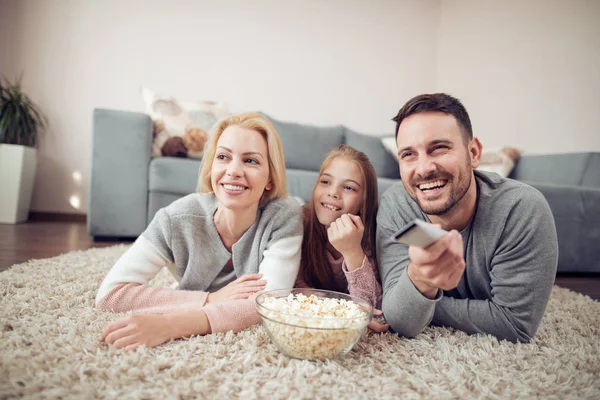 Sorrindo Jovem Família Assistindo Juntos Eles Estão Gastando Tempo Livre — Fotografia de Stock