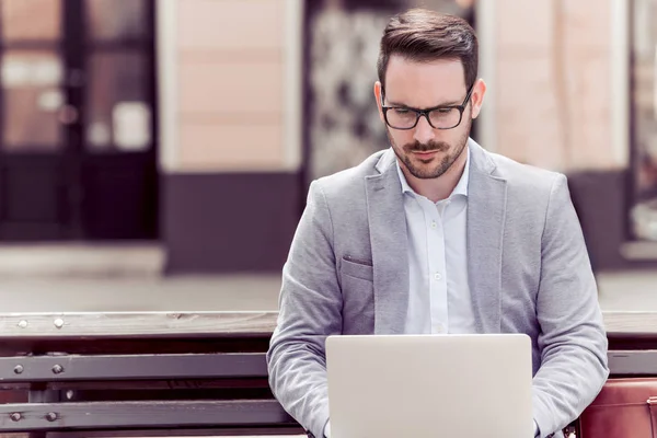 Egy Fiatalember Egy Laptop Számítógép Előtt Portréja — Stock Fotó