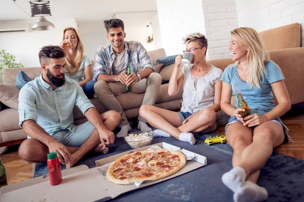 Группа Веселых Молодых Людей Которые Едят Пиццу Веселятся Вместе — стоковое фото