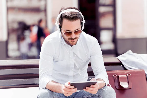 Fiatal Ember Hallgatta Zenét Tabletta Városban — Stock Fotó
