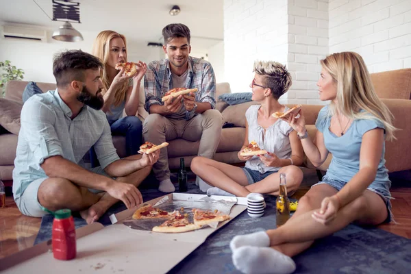 Pizza Liefhebbers Groep Speelse Jonge Mensen Eten Pizza Terwijl Samen — Stockfoto