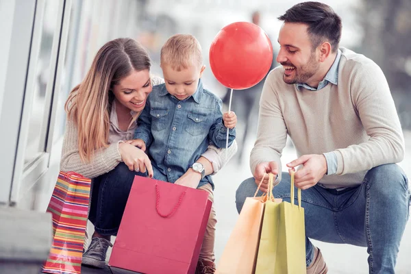 Familia Feliz Con Hijo Pequeño Bolsas Compras Ciudad Venta Consumismo — Foto de Stock