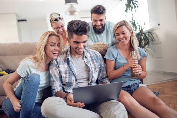 Grupo Amigos Sentados Sofá Viendo Portátil Divirtiéndose — Foto de Stock