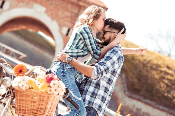 Mladý Pár Odpočinek Mostě Koly Koncepce Lásku Zdraví Životní Styl — Stock fotografie