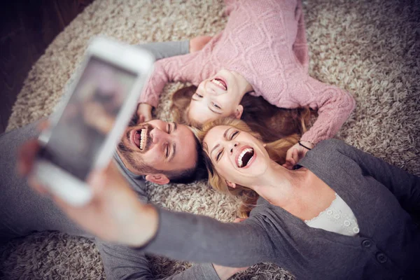 Visão Superior Família Jovem Feliz Estão Sorrindo Para Câmera Deitado — Fotografia de Stock