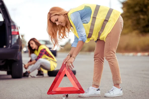 Dos Mujeres Jóvenes Carretera Que Tienen Problemas Con Coche Coche —  Fotos de Stock