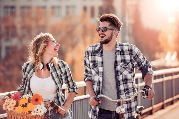 Feliz Pareja Joven Que Dar Paseo Bicicleta Día Soleado Ciudad — Foto de Stock