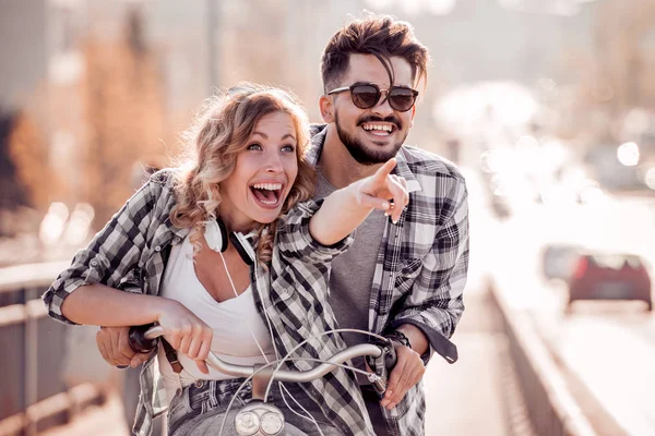 Šťastný Pár Cyklistiku Městě Usmíval Baví Barevné Léto Městě — Stock fotografie