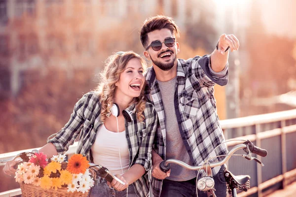 Pareja Joven Que Dar Paseo Bicicleta Día Soleado Ciudad Hombre — Foto de Stock